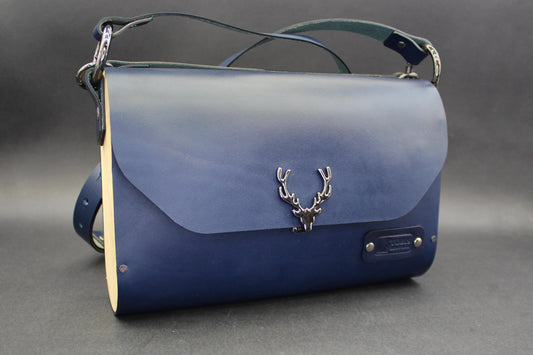 Rankinė su briedžiuko sagtimi