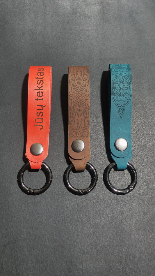 Graviruoti raktų pakabukai