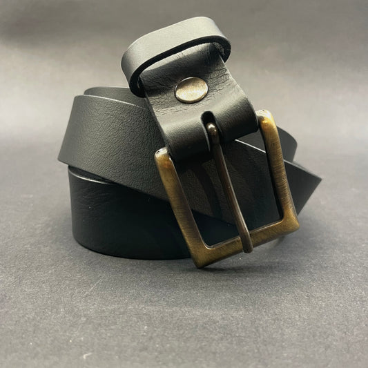 Moteriškas odinis diržas su sendinto žalvario spalvos sagtimi