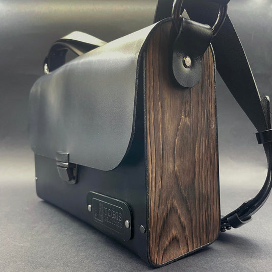 Rankinė su mediniais šonais