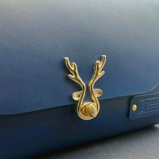 Rankinė su briedžiuko sagtimi