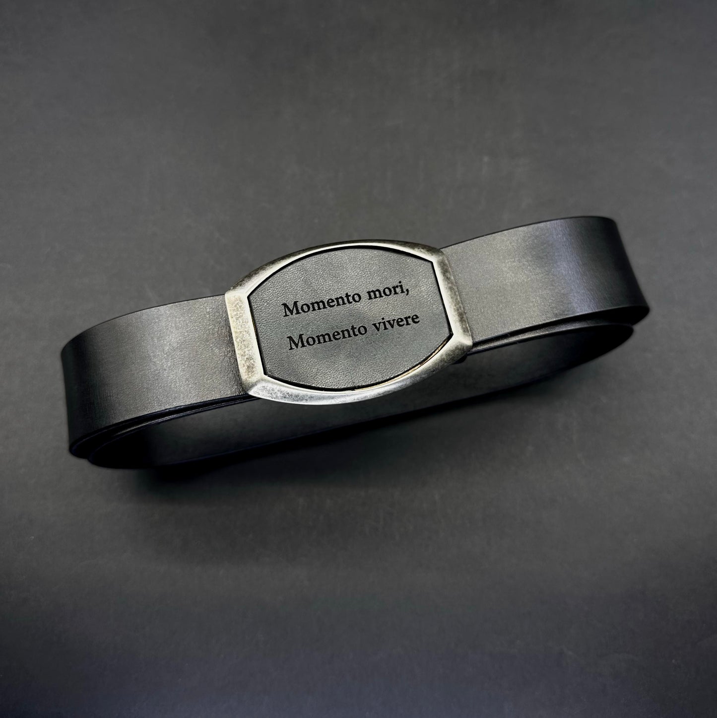 Odinis diržas su graviruota sagtimi