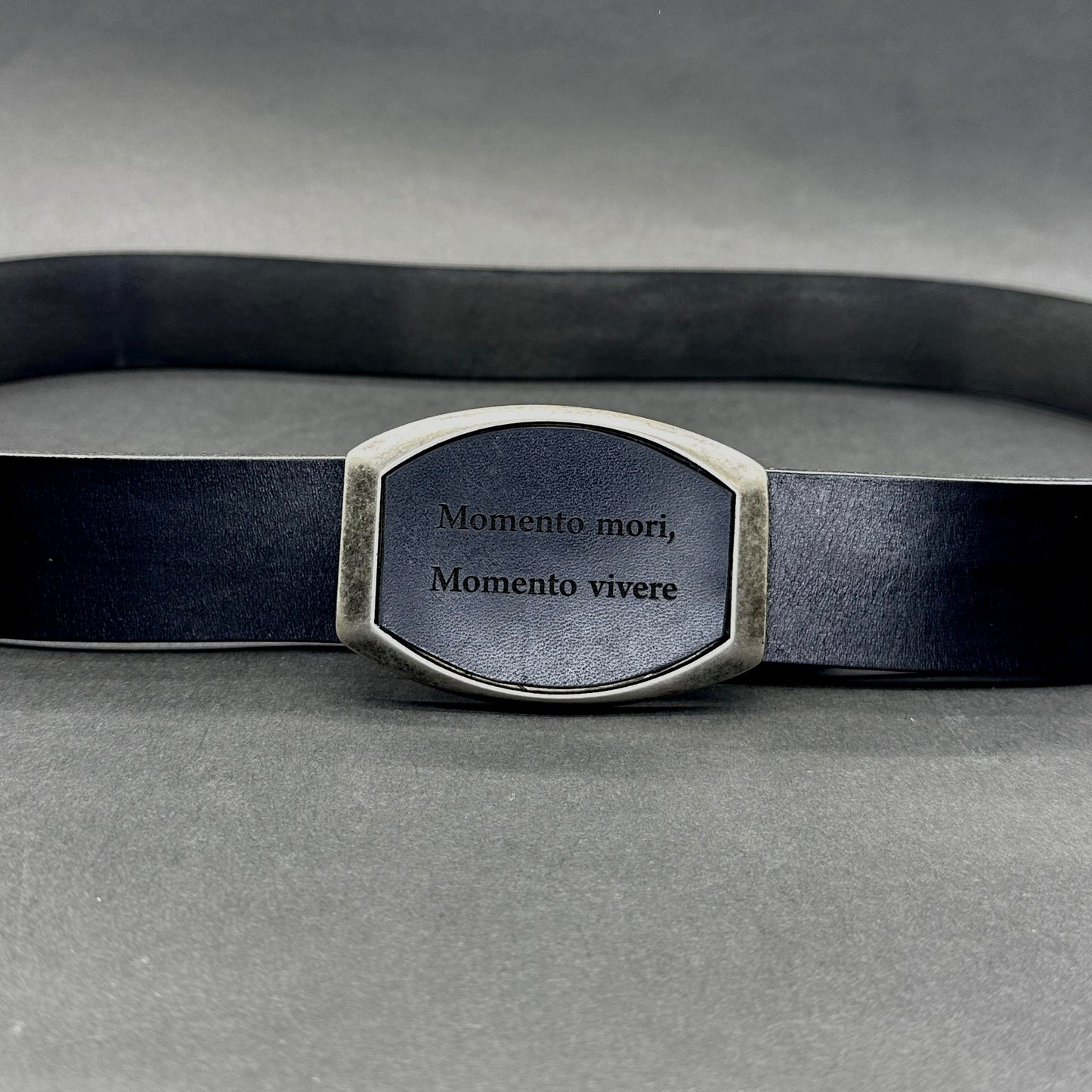 Odinis diržas su graviruota sagtimi