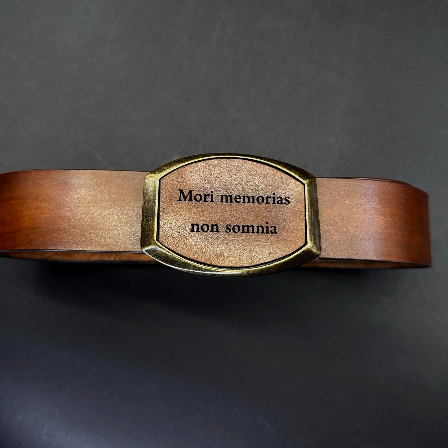 Odinis diržas su graviruota sagtimi