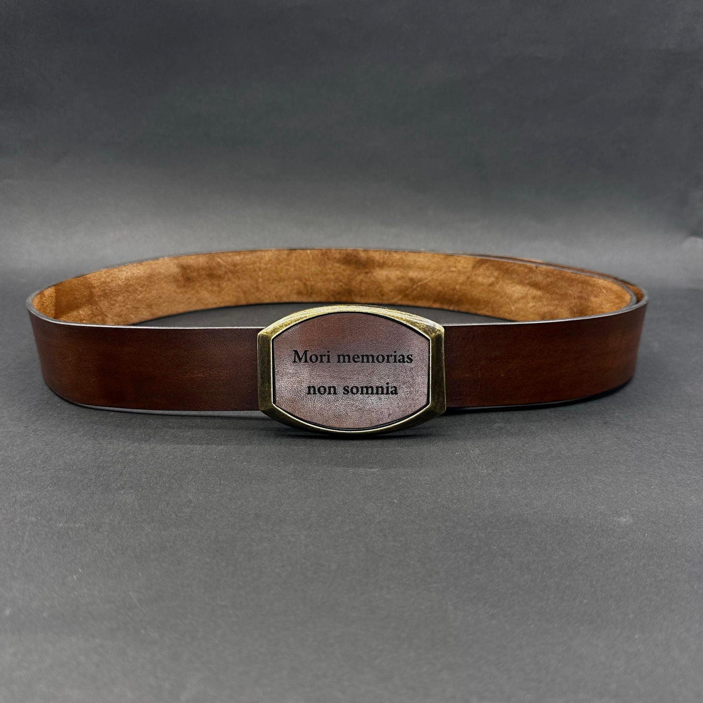 Odinis diržas su graviruota sagtimi