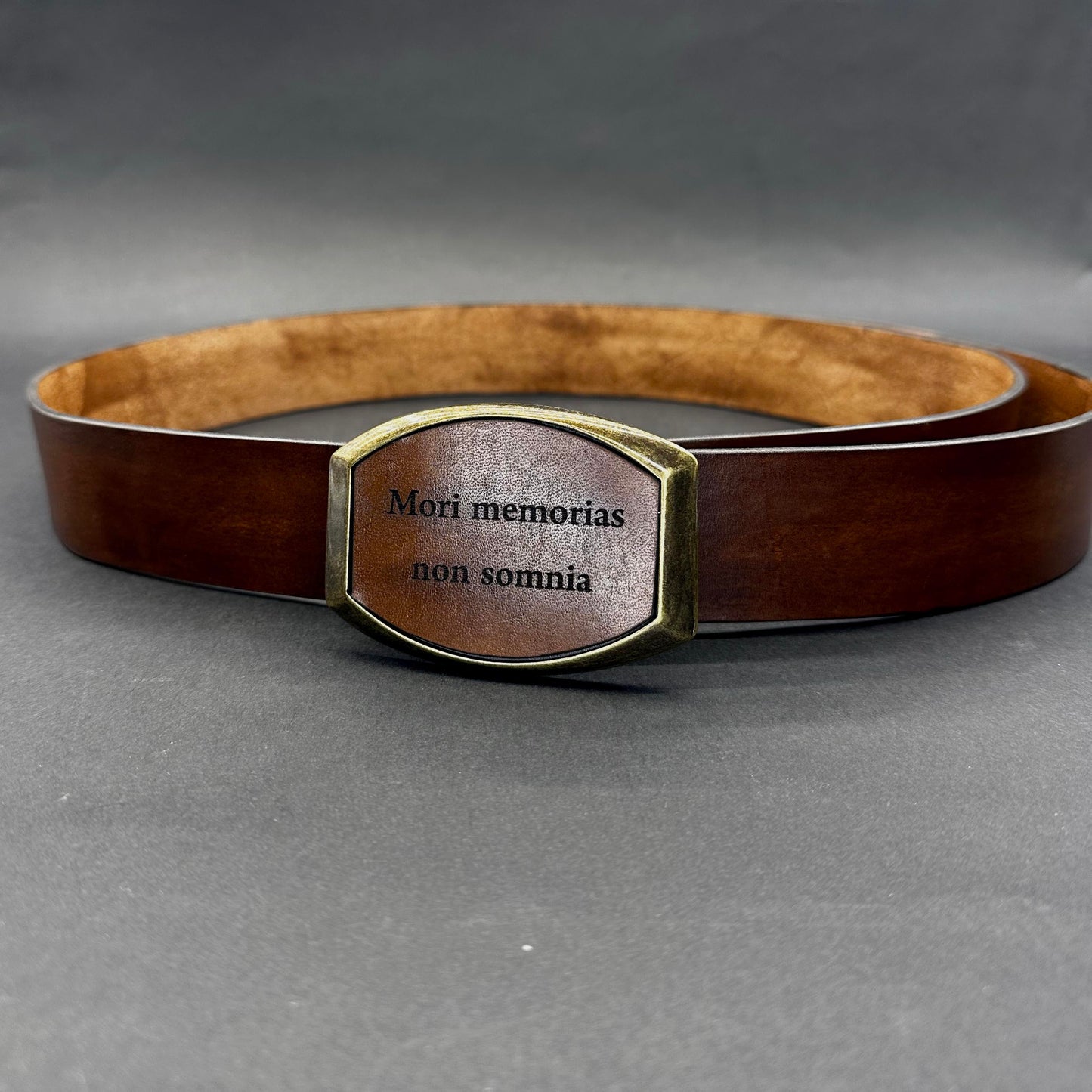 Odinis diržas su graviruota sagtimi