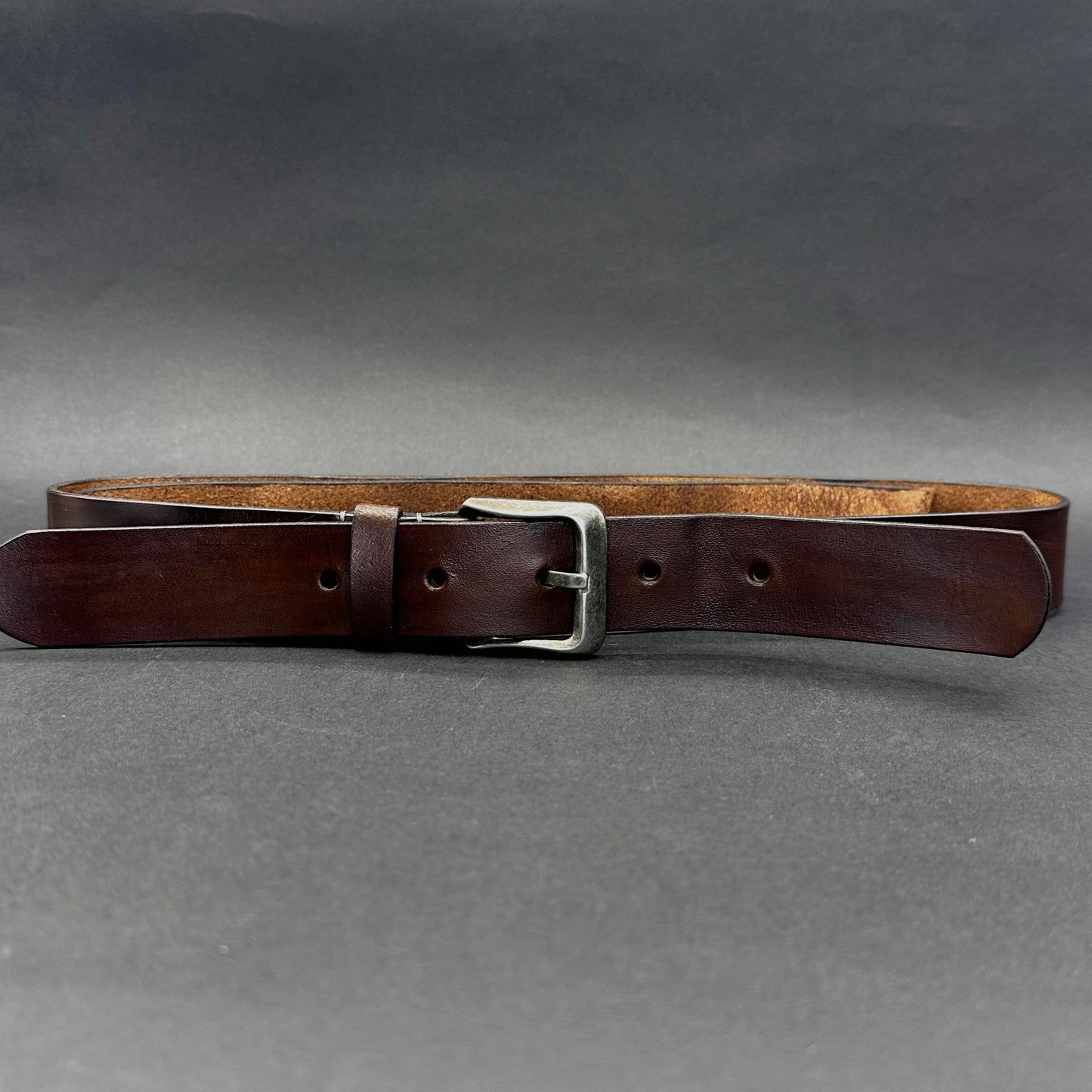 Odinis diržas su sendinta sidabro spalvos sagtim